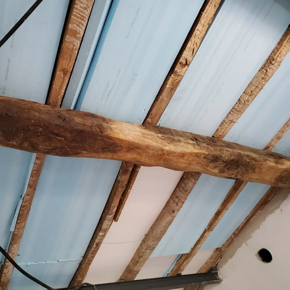 Controsoffitto isolato in fase di posa sotto il tetto
