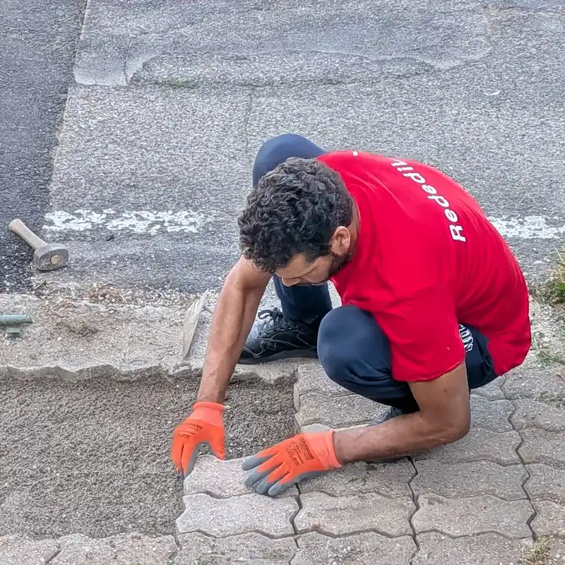 Posa di autobloccanti su un vialetto carrabile esterno